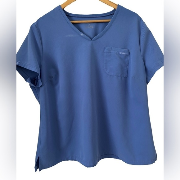 Jaanuu Tops - Jaanuu blu s/s scrub top w 1 chst pckt & side slit SZ 2X medical utility